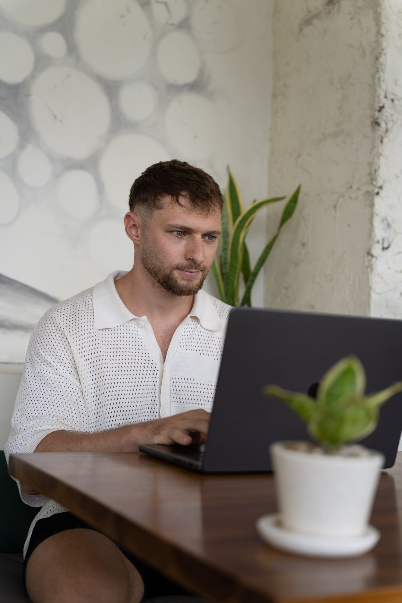 Felix arbeitet am Laptop in einem Café auf Bali