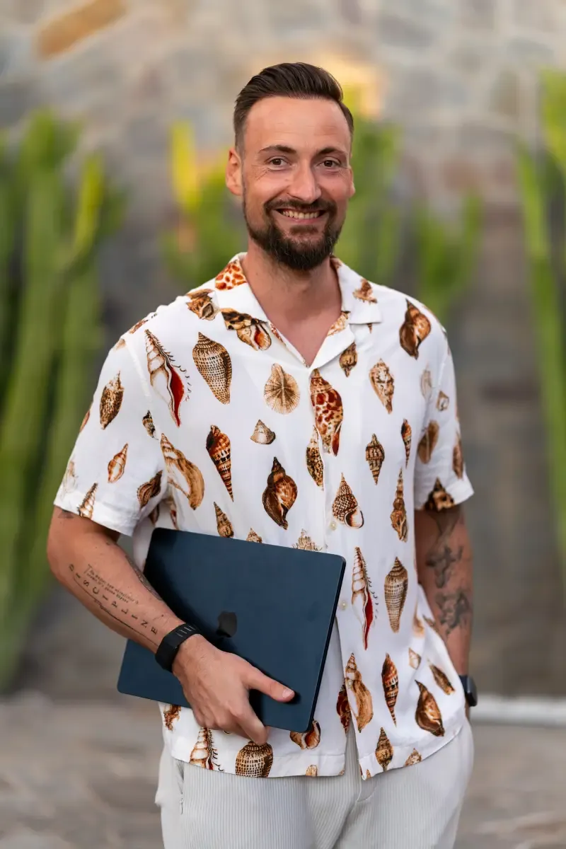 Enrico, Absolvent des heyfreiheit Mentorings, mit Laptop auf Teneriffa